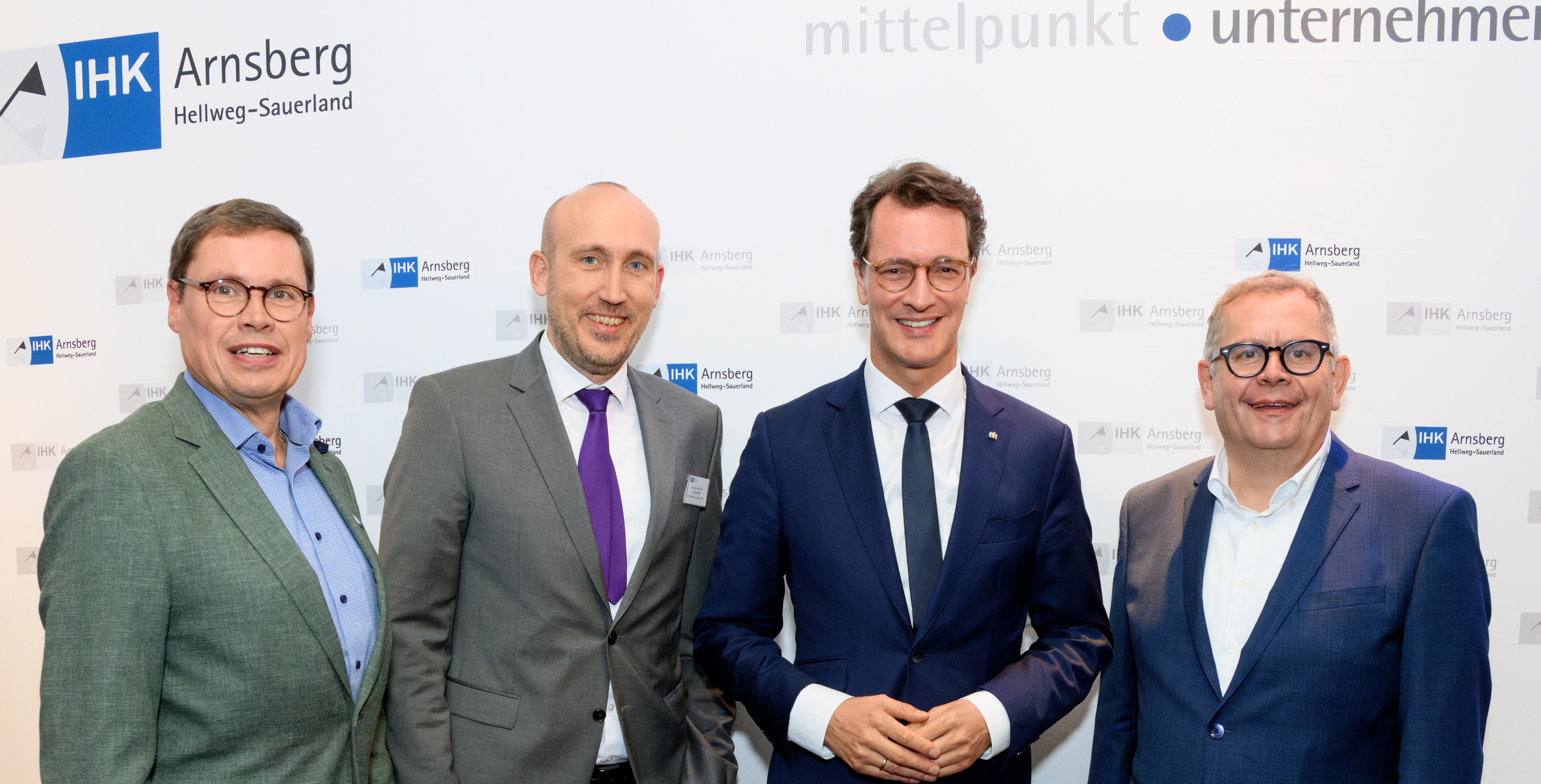 Begrüßten NRW-Ministerpräsident Hendrik Wüst (2. v.r.) in der IHK Arnsberg (von links): Ralf Stoffels (Präsident IHK NRW), Jörg Nolte (Hauptgeschäftsführer IHK Arnsberg) und Andreas Knappstein (Präsident IHK Arnsberg).